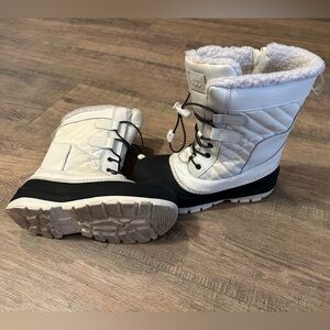 All In Motion Thermolite Ecomode Women's/Girl’s Snow Boots Size 3 White & Black